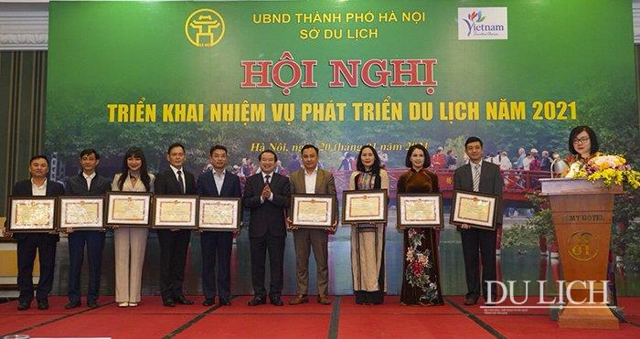 Giám đốc Tiên Phong Travel (thứ 5 từ trái sang) vinh dự nhận Bằng khen của Bộ VHTTDL